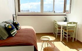 Charming Bright Sunny Studio In Belleville